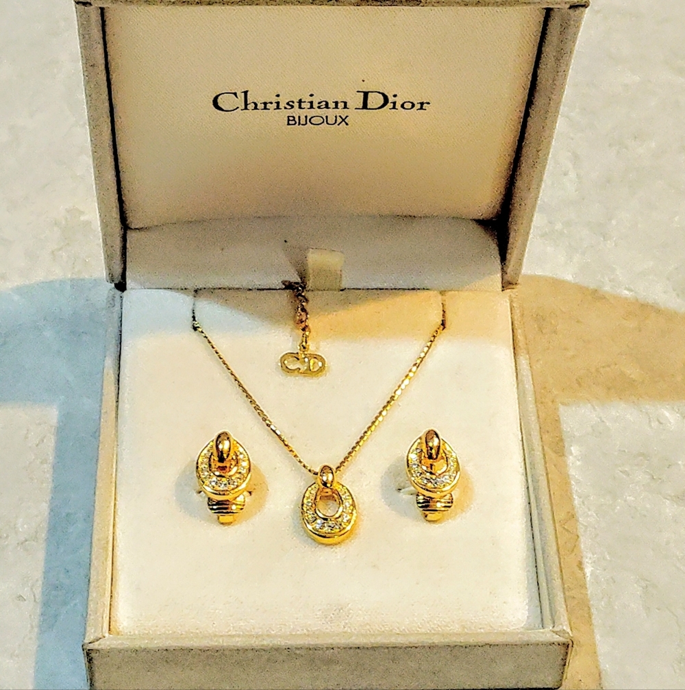 CHRISTIAN DIOR 18K GOLD PLATED DIOR NECKLACE & CLIP ON EARRINGS SET IN BOX - Picture 2 of 14